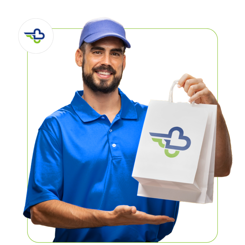 Foto entregador com sacola de compra com logo de delivery pharmacy.